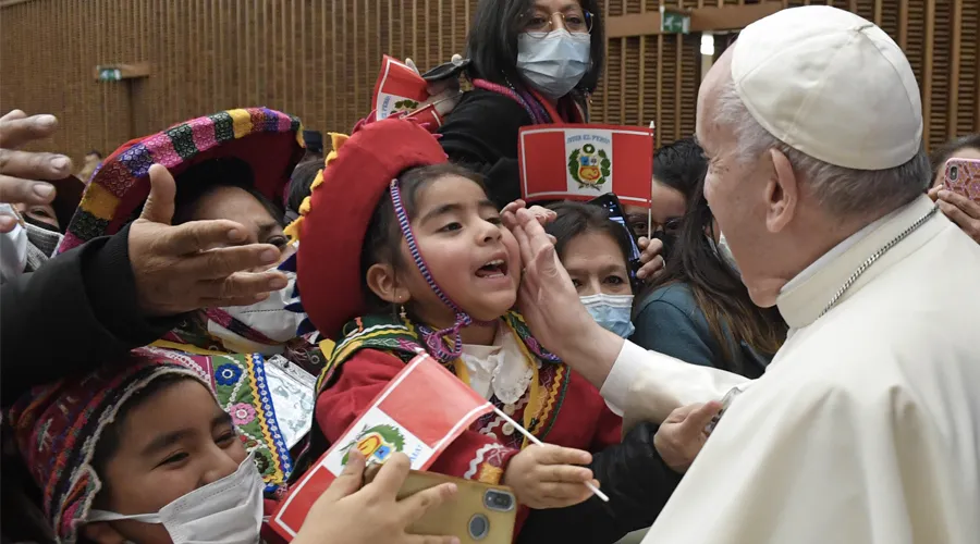 Papa Francisco bendice a grupo procedente de Perú. Foto: Vatican Media