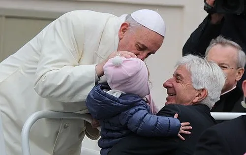 El Papa Francisco besa a una pequeña en una audiencia general en San Pedro (Foto ACI Prensa)?w=200&h=150