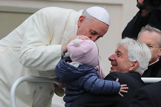 Amar, aceptar y respetar la vida desde el seno materno, exhorta el Papa Francisco