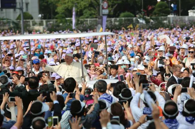 El Papa Francisco recorre las calles de Seúl antes de la Misa de beatificación de los 124 mártires coreanos (Foto Grupo ACI)?w=200&h=150