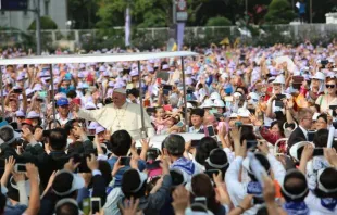 El Papa Francisco recorre las calles de Seúl antes de la Misa de beatificación de los 124 mártires coreanos (Foto Grupo ACI) 