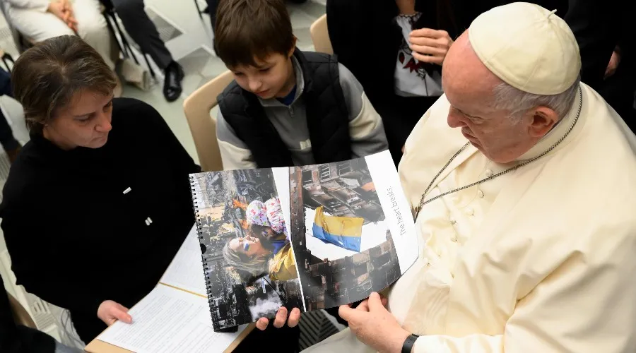 Encuentro entre el Papa Francisco y madre e hijo de Ucrania. Crédito: Vatican Media?w=200&h=150