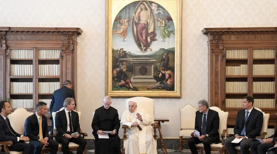 Papa Francisco con organizadores del Campeonato Europeo de Natación 2022. Foto: Vatican Media?w=200&h=150