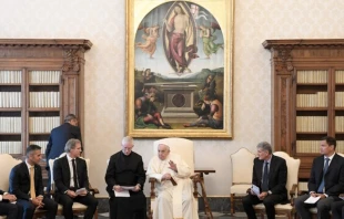 Papa Francisco con organizadores del Campeonato Europeo de Nataciu00f3n 2022. Foto: Vatican Media 