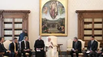 Papa Francisco con organizadores del Campeonato Europeo de Natación 2022. Foto: Vatican Media
