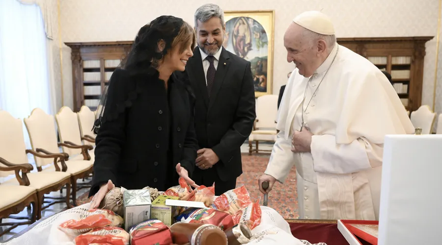 El Papa Francisco con el presidente de Paraguay y su esposa. Foto: Vatican Media.?w=200&h=150