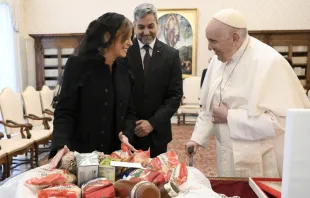 El Papa Francisco con el presidente de Paraguay y su esposa. Foto: Vatican Media. 