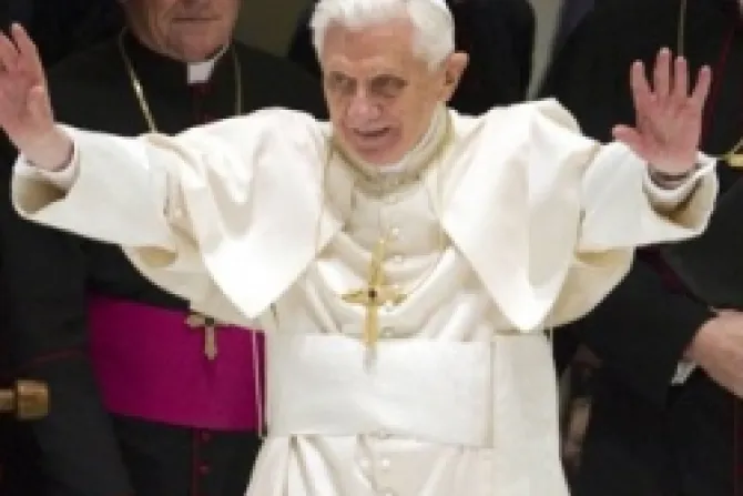 Benedicto XVI: Como mártir San Esteban, rezar para entender el presente
