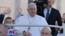 El Papa Francisco saluda a los fieles presentes en la Audiencia General. Crédito: Daniel Ibáñez/ACI Prensa