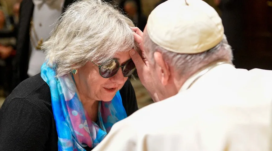 Papa Francisco con mujer ciega en el Vaticano. Crédito: Vatican Media?w=200&h=150