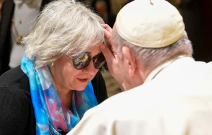 Papa Francisco con mujer ciega en el Vaticano. Cru00e9dito: Vatican Media 