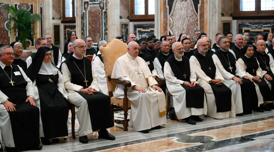 Papa Francisco con miembros de Orden Cisterciense de la Estricta Observancia. Crédito: Vatican Media ?w=200&h=150