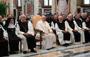 Papa Francisco con miembros de Orden Cisterciense de la Estricta Observancia. Cru00e9dito: Vatican Media  