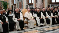 Papa Francisco con miembros de Orden Cisterciense de la Estricta Observancia. Crédito: Vatican Media 
