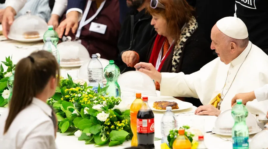 Foto referencial del Papa Francisco en una comida con pobres en el Vaticano. Crédito: Daniel Ibáñez/ACI Prensa