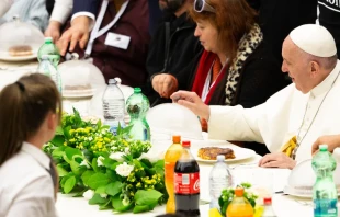 Foto referencial del Papa Francisco en una comida con pobres en el Vaticano. Cru00e9dito: Daniel Ibu00e1u00f1ez/ACI Prensa 