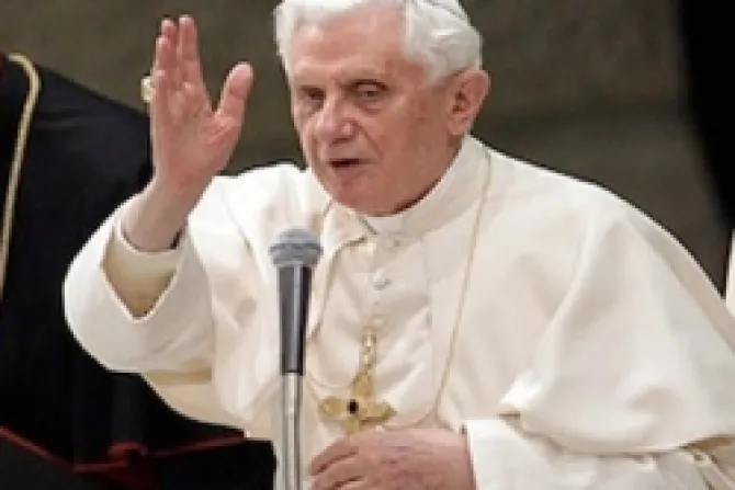 Benedicto XVI crea comisión para investigar filtración de documentos reservados del Vaticano