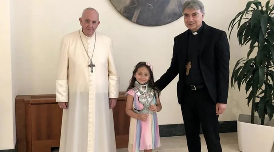 El Papa se reúne en el Vaticano con niña herida por la mafia