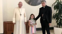 Papa con Noemi y Mons. Domenico Battaglia. Foto: FB Tania Esposito