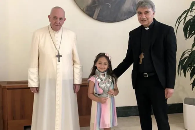 El Papa se reúne en el Vaticano con niña herida por la mafia