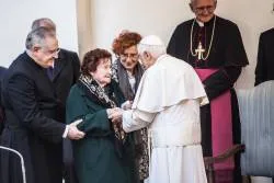 El Papa saluda a Enrichetta Vitali en la casa "Vivan los ancianos" en Roma (foto Comunidad de San Egidio)?w=200&h=150