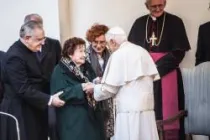 El Papa saluda a Enrichetta Vitali en la casa "Vivan los ancianos" en Roma (foto Comunidad de San Egidio)