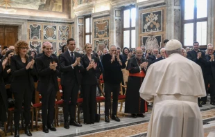 Papa Francisco con artistas del Concierto de Navidad 2022. Cru00e9dito: Vatican Media 