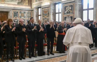 Papa Francisco con artistas del Concierto de Navidad 2022. Crédito: Vatican Media 