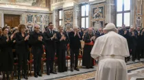 Papa Francisco con artistas del Concierto de Navidad 2022. Crédito: Vatican Media