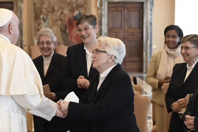 El Papa anima a religiosas a renovar su compromiso de “evangelizar educando”