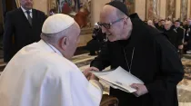 El Papa Francisco con el rector del Pontificio Instituto San Anselmo. Foto: Vatican Media.