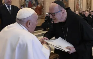 El Papa Francisco con el rector del Pontificio Instituto San Anselmo. Foto: Vatican Media. 