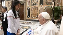 Papa Francisco con deportista italiana. Foto: Vatican Media