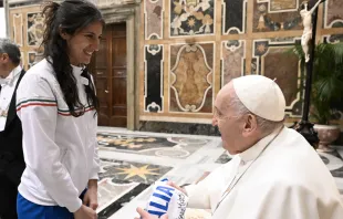 Papa Francisco con deportista italiana. Foto: Vatican Media 