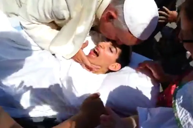 [VIDEO] El Papa detiene de improviso su vehículo para saludar a joven con discapacidad en Calabria