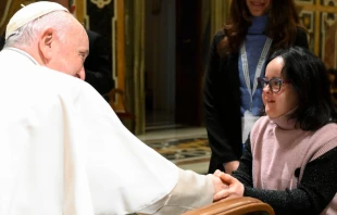 Papa Francisco recibe a grupo de discapacitados en el Vaticano. Cru00e9dito: Vatican Media 