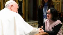 Papa Francisco recibe a grupo de discapacitados en el Vaticano. Crédito: Vatican Media