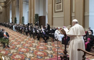 Papa Francisco con el cuerpo diplomu00e1tico ante la Santa Sede. Foto: VaticanMedia 
