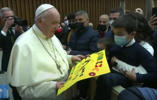 Papa Francisco con empleados vaticanos. Foto: Captura Vatican Media 