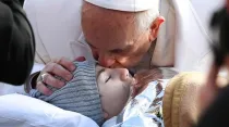 El Papa Francisco besa a un niño enfermo. Crédito: Daniel Ibáñez / ACI Prensa.