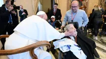 El Papa Francisco saluda a una enferma en la audiencia con ARIS. Crédito: Vatican Media
