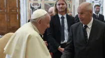 Papa Francisco con ex alumnos de colegio de Viena. Foto: Vatican Media