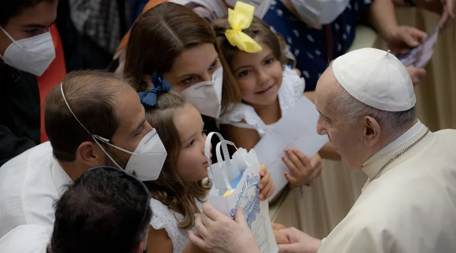 Papa Francisco bendice familia en el Vaticano. Foto: Daniel Ibáñez / ACI Prensa