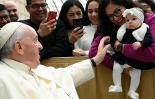 El Papa Francisco saluda a las familias del Vaticano. Cru00e9dito: Vatican Media 