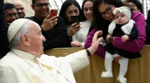 El Papa Francisco saluda a las familias del Vaticano. Crédito: Vatican Media