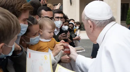 Papa Francisco: El Rosario es un arma poderosa contra el mal 