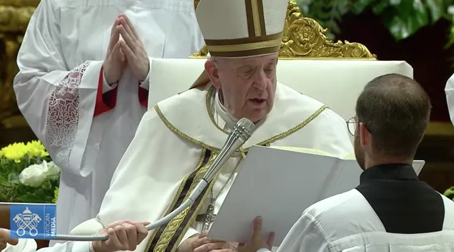 Momento en el que el Papa Francisco anuncia la fecha de canonización. Crédito: Captura de Vatican Media