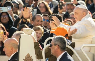 El Papa Francisco saluda a los fieles en la Audiencia General. Cru00e9dito: Daniel Ibu00e1u00f1ez/ACI Prensa 