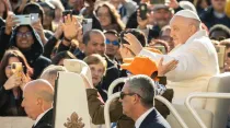 El Papa Francisco saluda a los fieles en la Audiencia General. Crédito: Daniel Ibáñez/ACI Prensa