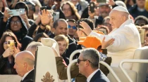 El Papa Francisco saluda a los fieles en la Audiencia General. Cru00e9dito: Daniel Ibu00e1u00f1ez/ACI Prensa